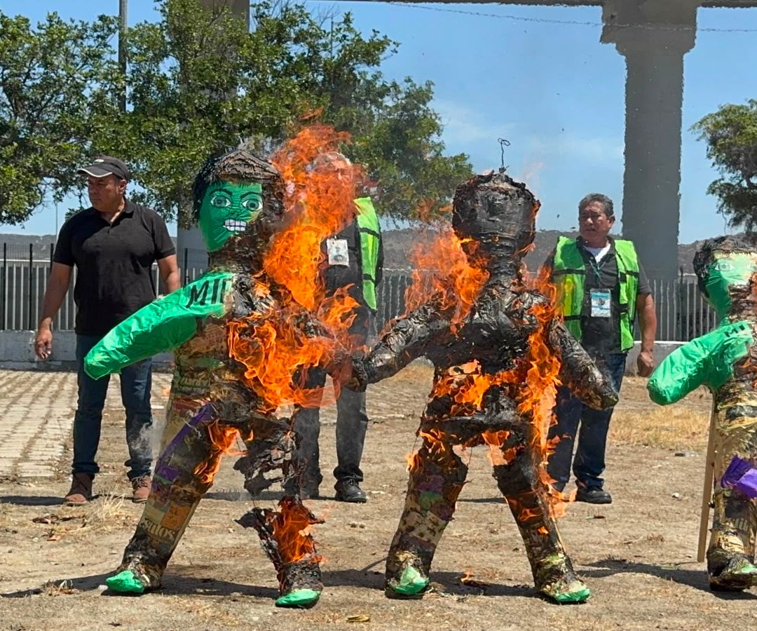 Queman Piñatas de ICE en Tijuana Durante Protesta Contra Políticas Migratorias de EUA